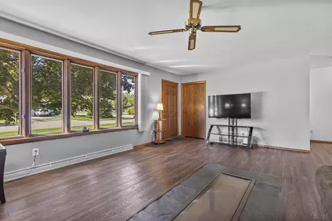 Living - 602 S Goldenrod Dr, Appleton, WI 54914 photo 1 of 5