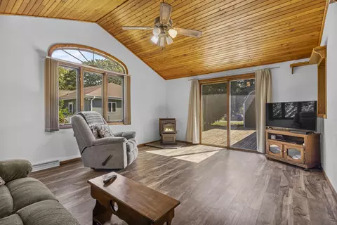 Living - 602 S Goldenrod Dr, Appleton, WI 54914 photo 4 of 5