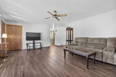 Living - 602 S Goldenrod Dr, Appleton, WI 54914 photo 3 of 5