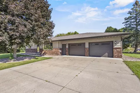 Exterior - 602 S Goldenrod Dr, Appleton, WI 54914 photo 1 of 7