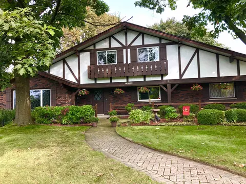 n58w26468 Mount Du Lac Dr, Sussex, WI 53089