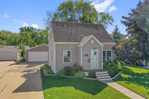 317 8th St, Menasha, WI 54952