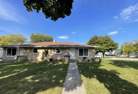 1060 April Ln, Green Bay, WI 54304