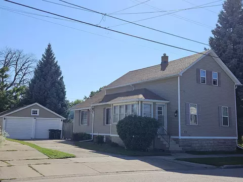 417 W 8th Ave, Oshkosh, WI 54902