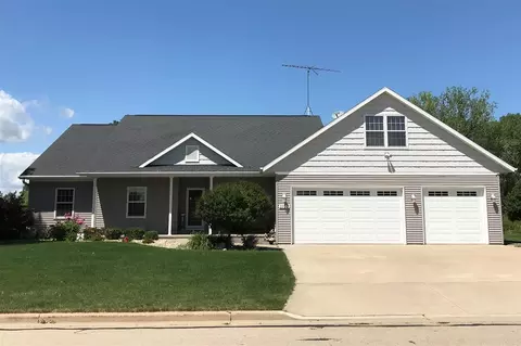 1107 N Twin Harbor Dr, Winneconne, WI 54986
