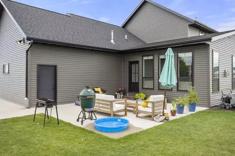 Exterior - 4295 N Bountiful Ln, Appleton, WI 54913 photo 6 of 8