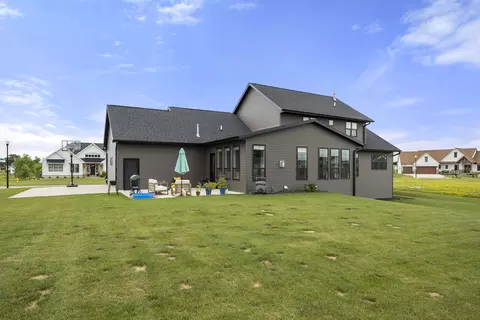 Exterior - 4295 N Bountiful Ln, Appleton, WI 54913 photo 5 of 8