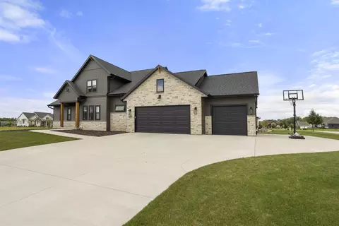 Exterior - 4295 N Bountiful Ln, Appleton, WI 54913 photo 2 of 8