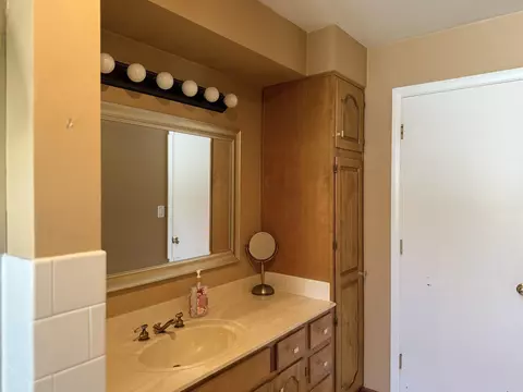 Bath - 2512 N Drew St, Appleton, WI 54911 photo 2 of 4