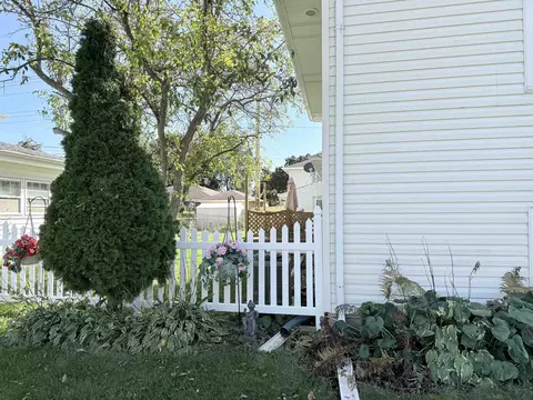 Exterior - 2512 N Drew St, Appleton, WI 54911 photo 2 of 3