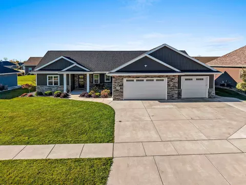 1021 Nutmeg Dr, De Pere, WI 54115