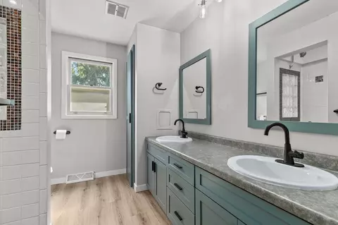 Bath - 25 S Keller Park Dr, Appleton, WI 54914 photo 1 of 4