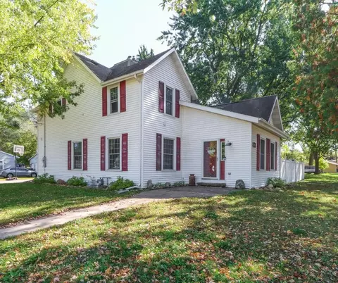 1103 Berlin St, Waupaca, WI 54981