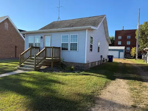 19 10th St, Clintonville, WI 54929