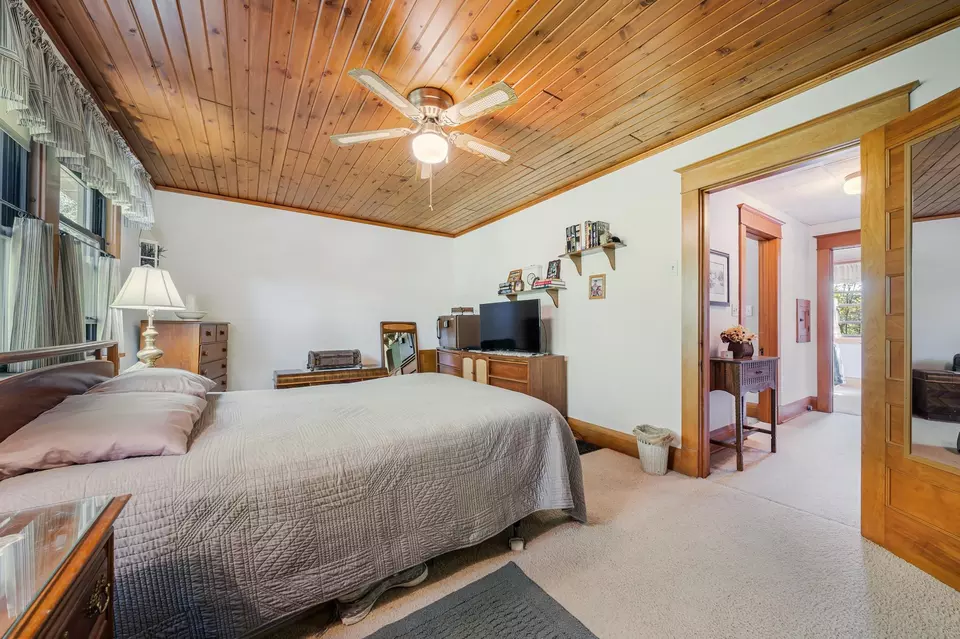 Bedroom - 5895 Lasley Point Rd, Winneconne, WI 54986 photo 2 of 7