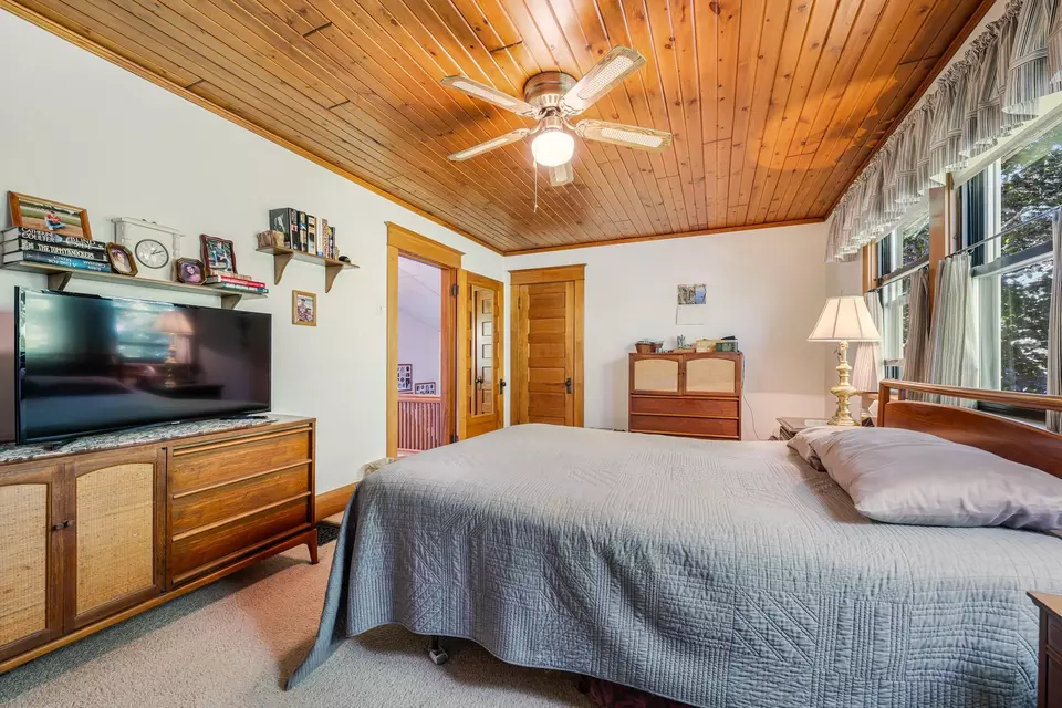 Bedroom - 5895 Lasley Point Rd, Winneconne, WI 54986 photo 3 of 7