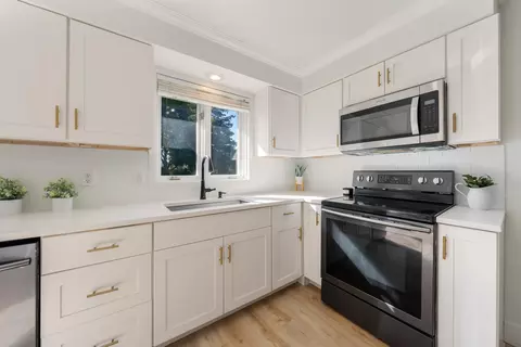 Kitchen - 2925 W Capitol Dr, Appleton, WI 54914 photo 2 of 4