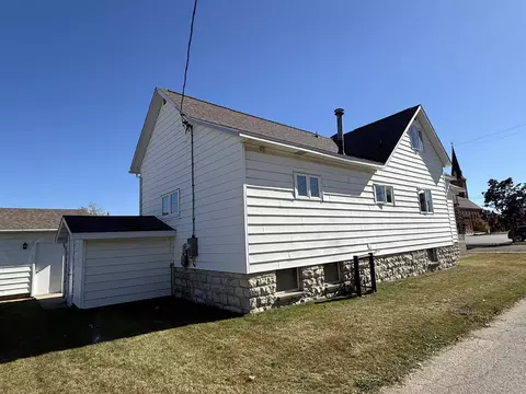 Exterior - 1012 11th Ave, Menominee, MI 49858 photo 3 of 4