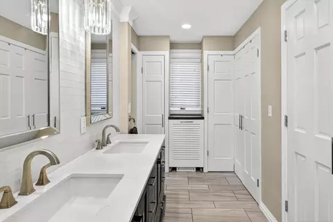 Bath - 9 Meadowbrook Ln, Appleton, WI 54914 photo 6 of 8