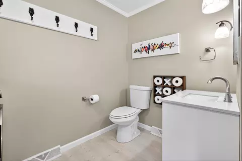 Bath - 9 Meadowbrook Ln, Appleton, WI 54914 photo 1 of 8