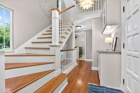 Entry Way - 9 Meadowbrook Ln, Appleton, WI 54914 photo 6 of 8