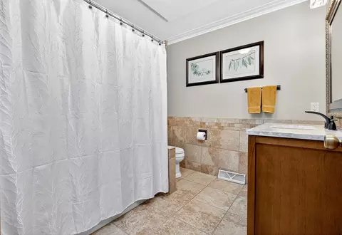 Bath - 9 Meadowbrook Ln, Appleton, WI 54914 photo 7 of 8
