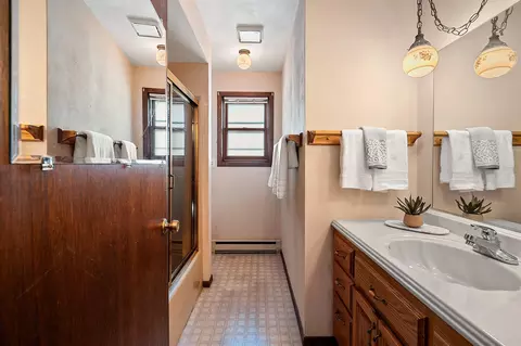 Bath - 1811 N Whitney Dr, Appleton, WI 54914 photo 2 of 3