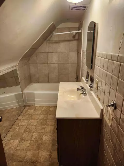 Bath - 716 W Bell Ave, Appleton, WI 54914 photo 2 of 2