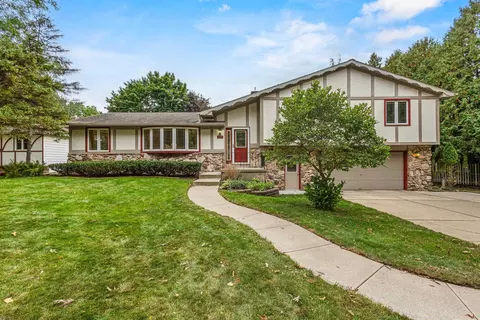 2570 Edgewood Ln, Green Bay, WI 54302