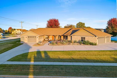 2121 Fox Point Cir, De Pere, WI 54115