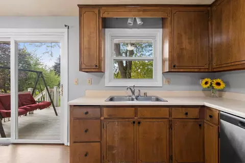 Kitchen - 41 Solar Cir, Appleton, WI 54915 photo 2 of 3