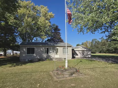 e2086 King Road, Waupaca, WI 54981