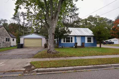 904 8th St, Waupaca, WI 54981