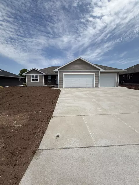 1584 Frontier Rd, Luxemburg, WI 54217