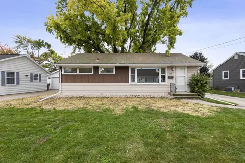 405 E 17th St, Kaukauna, WI 54130