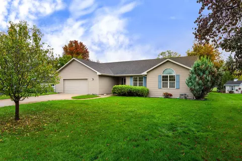 820 N Oakwood Rd, Oshkosh, WI 54904