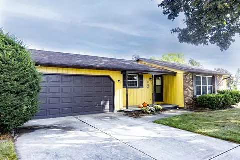 906 Pawn Dr, Howard, WI 54313