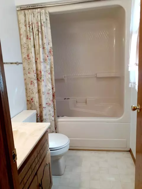 Bath - n3992 Shamrock Circle, Appleton, WI 54913 photo 5 of 7