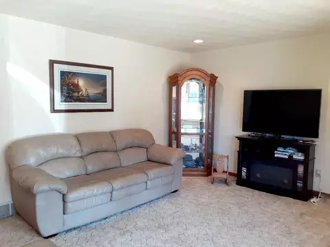 Living - n3992 Shamrock Circle, Appleton, WI 54913 photo 1 of 5