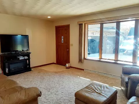 Living - n3992 Shamrock Circle, Appleton, WI 54913 photo 2 of 5