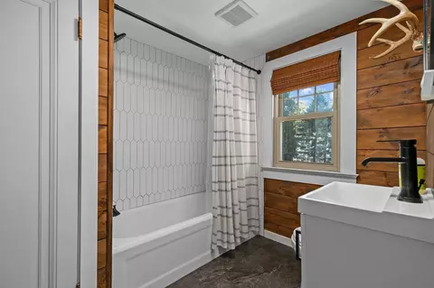 Bath - 1613 N Division St, Appleton, WI 54911 photo 3 of 7