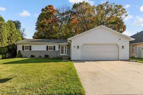 625 River Bluff Dr, Manitowoc, WI 54220