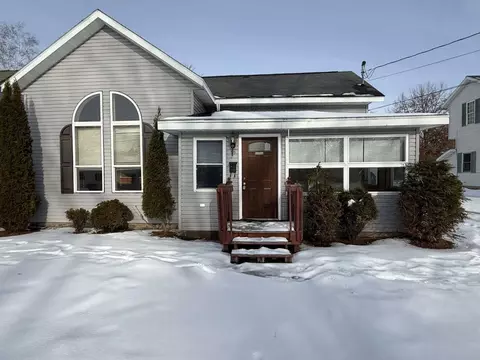 98 10th St, Clintonville, WI 54929