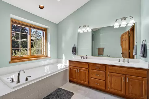 Bath - 13 Olde Paltzer Ln, Appleton, WI 54913 photo 3 of 5