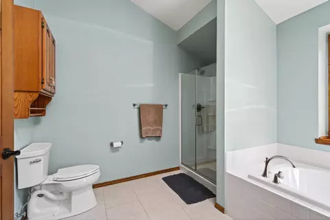 Bath - 13 Olde Paltzer Ln, Appleton, WI 54913 photo 4 of 5