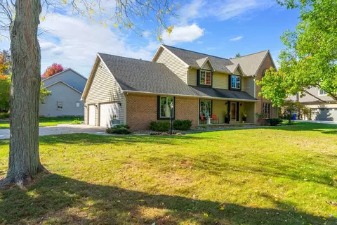 Exterior - 13 Olde Paltzer Ln, Appleton, WI 54913 photo 2 of 12