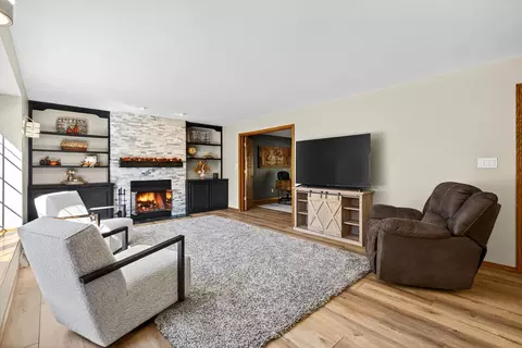 Living - 13 Olde Paltzer Ln, Appleton, WI 54913 photo 2 of 5