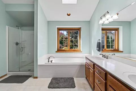 Bath - 13 Olde Paltzer Ln, Appleton, WI 54913 photo 2 of 5