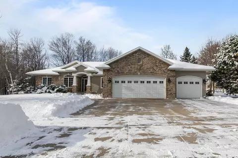 592 Cornrow Ln, Combined Locks, WI 54113
