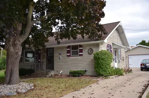 1010 Smith St, New London, WI 54961